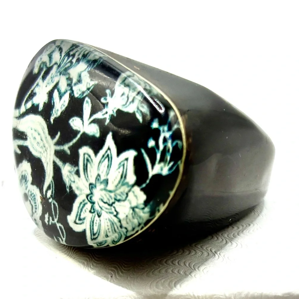 Vintage Blue (Navy), Black & White Chunky Lucite Ring with Flowers Size 6.0